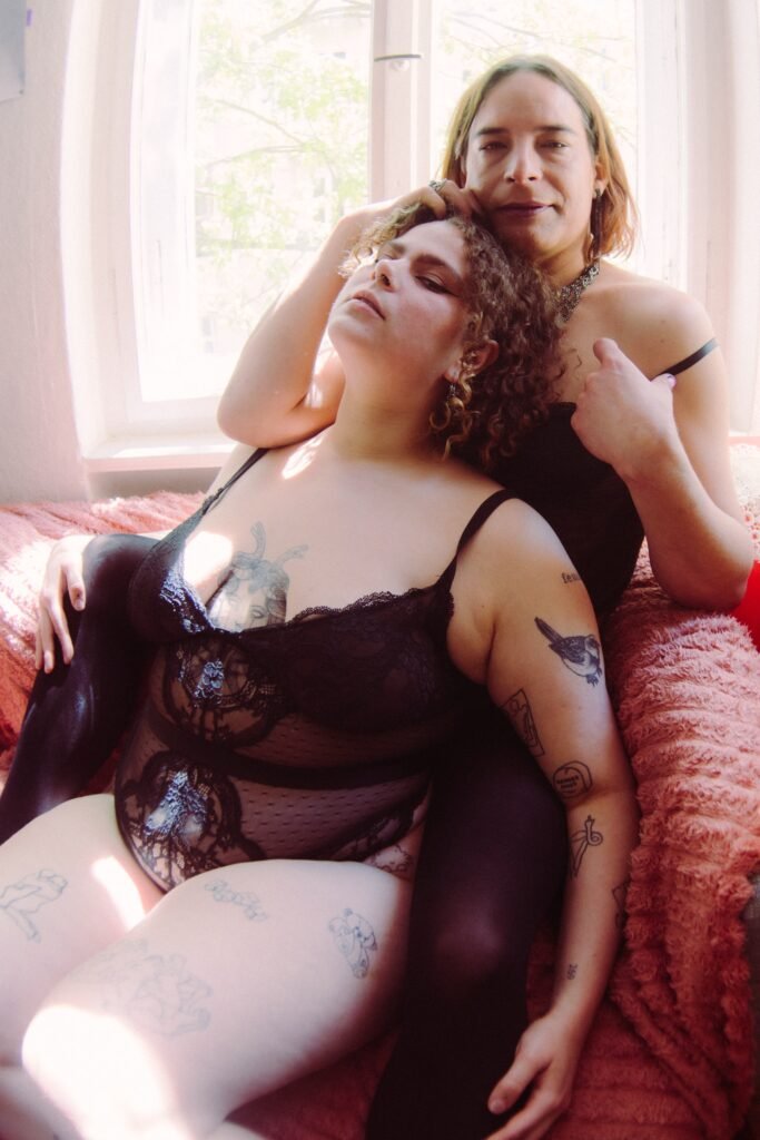 Duo date Dreier MMF mit Kurven und Tattoos in eleganter Lingerie in Frankfurt am Main
